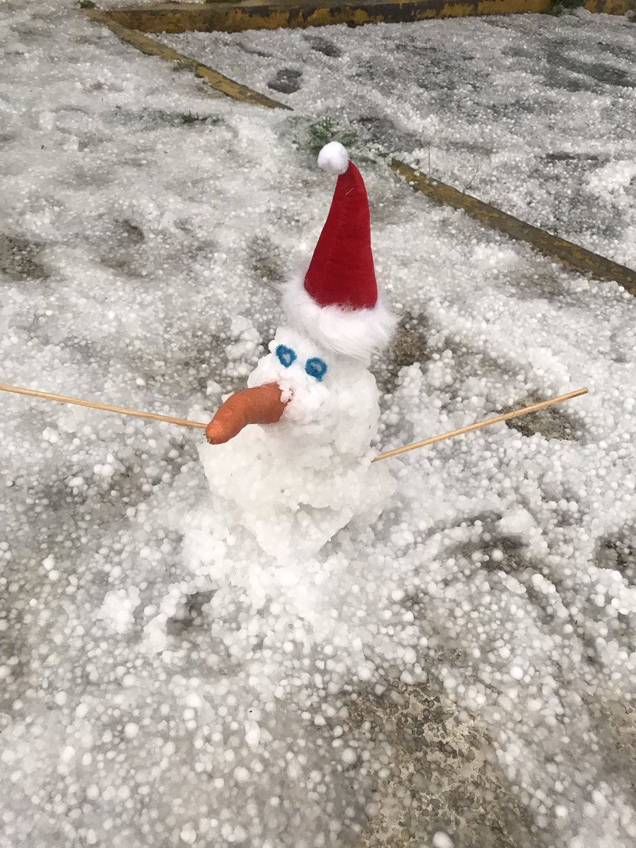 el_decko's tweet photo. Armamos nuestra navidad en Junio nenes!!!! #granizada #granizo https://t.co/bi93jSMWSP