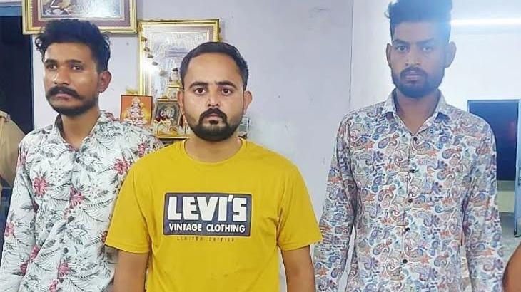 SurajKrBauddh's tweet photo. अपडेट:

ये उदयपुर के वही तीनों जातिवादी गुंडे हैं जो एक आदिवासी युवक को घेरकर लात, घूसों और डंडों से पीटे हुए थे। इन्हें SC/ST Act के तहत अरेस्ट कर लिया गया है। अब जेल की हवा खाएंगे। जय भीम। https://t.co/Be3sgO9DNG