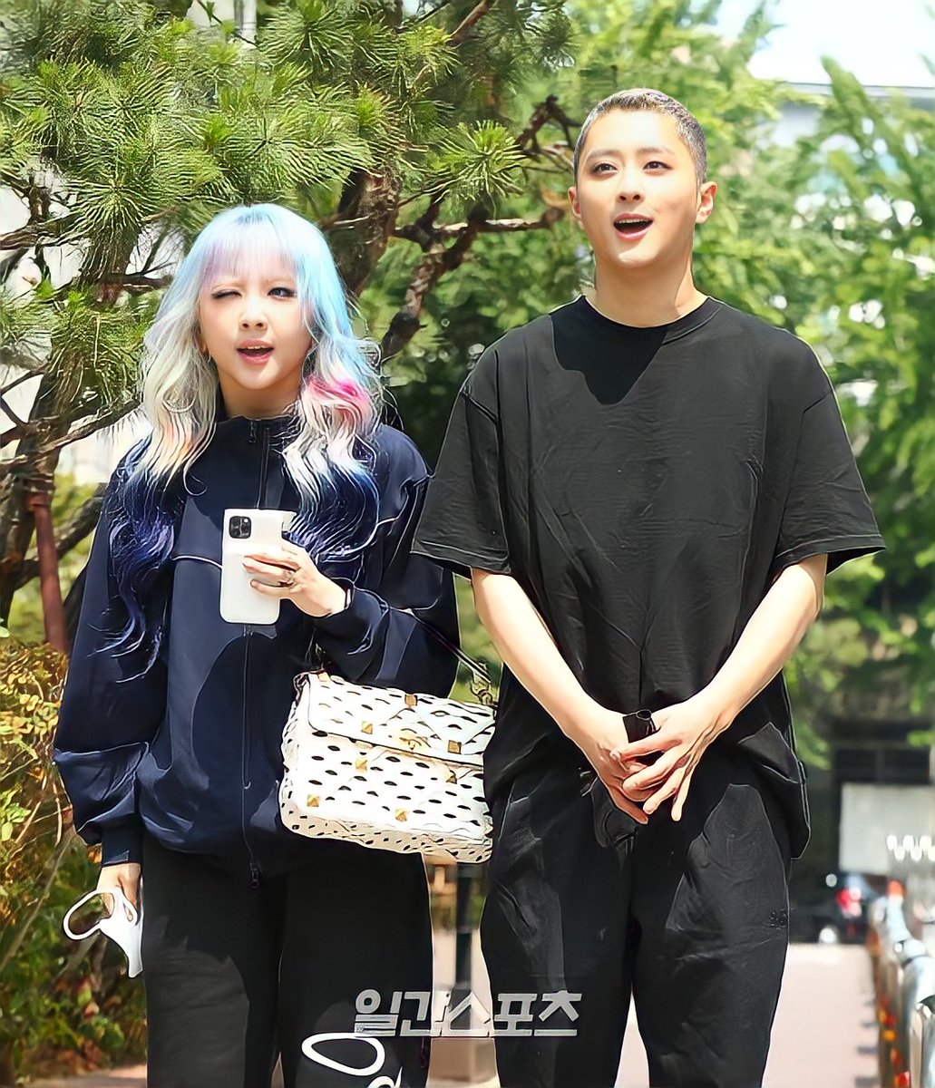 Arquivo_JWoo's tweet photo. 📸 13•06•22 | J.seph e Jiwoo chegando na KBS para a gravação do Immortal Song. 

#KARD #JSEPH #JIWOO #JWOO @KARD_Official @officialKARDJPN https://t.co/cJcu0TSYTW
