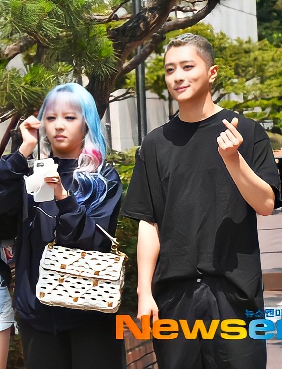 Arquivo_JWoo's tweet photo. 📸 13•06•22 | J.seph e Jiwoo chegando na KBS para a gravação do Immortal Song. 

#KARD #JSEPH #JIWOO #JWOO @KARD_Official @officialKARDJPN https://t.co/cJcu0TSYTW