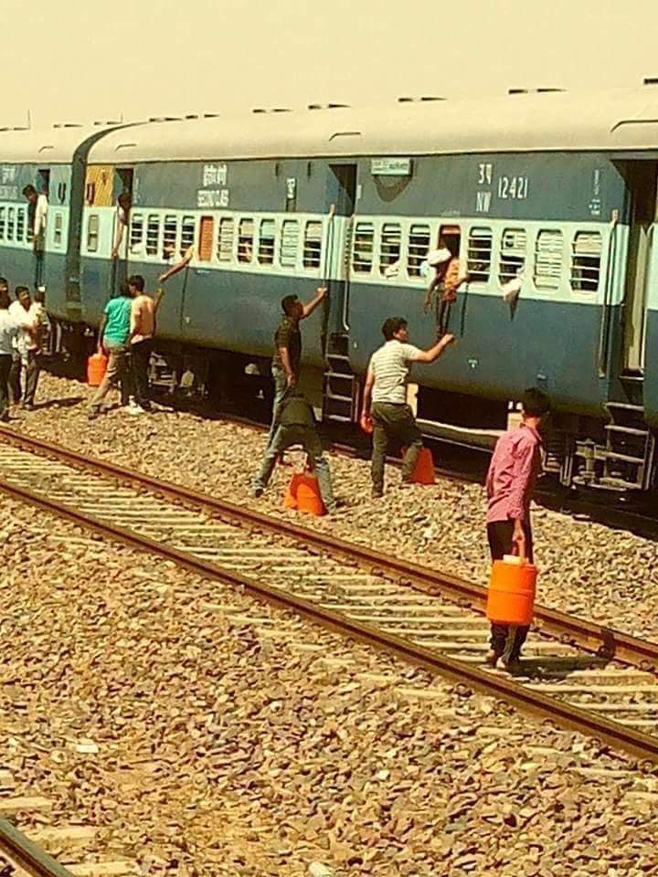 ReporterRaviCh1's tweet photo. एक जगह पर यात्रियों को शीतल जल पिलाते हुए कुछ युवा!

रेलवे ट्रैक पर पत्थर भी थे, लेकिन इन्होंने पानी को चुना क्योंकि यह युवा दल हिंदू सनातनी है। https://t.co/00n7V0mirn