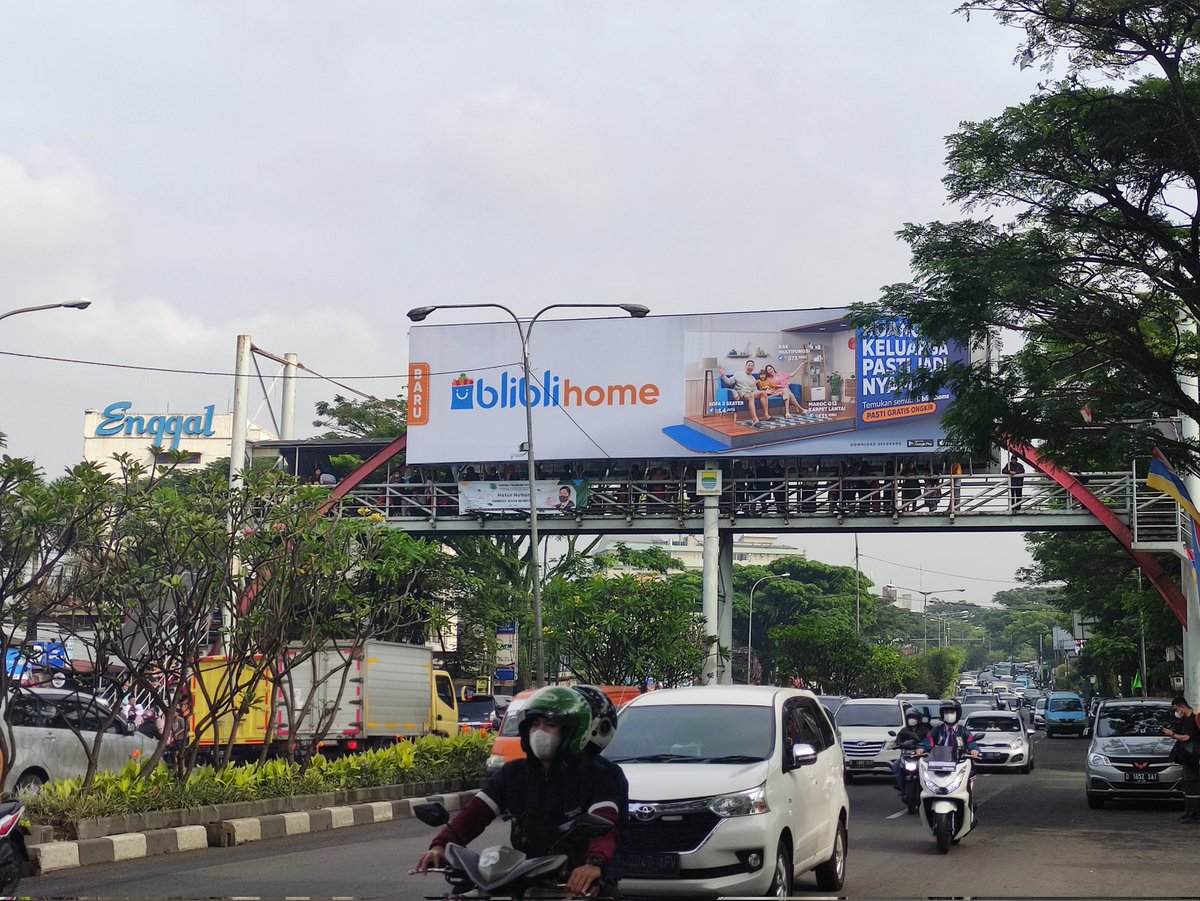 ericknovendra's tweet photo. Masyarakat menantikan iringan jenazah yg membawa eril ke peristirahatan yg terakhir nya, lihatlah pak, masyarakat jabar sayang dgn keluarga bapak @ridwankamil https://t.co/skxViOvRtp