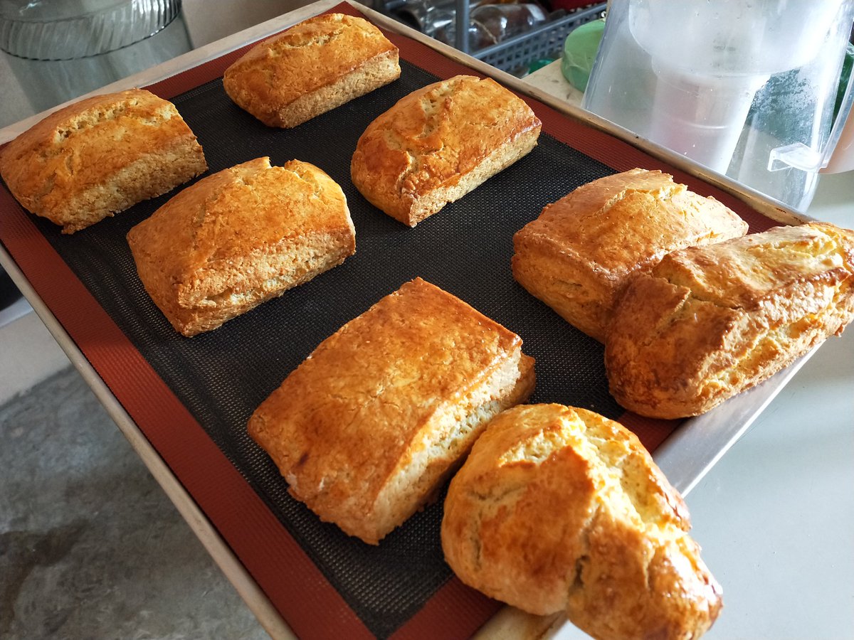 sappayhera's tweet photo. รอแต่งหน้าด้วย clotted cream + creamcheese https://t.co/RgjTiowxCb