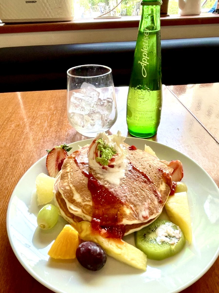 Appletiser_JP's tweet photo. 🍸アップルタイザーが飲めるお店をご紹介🍸
自由が丘にある創業42年のパンケーキ専門店🥞
【花きゃべつ】東京都中目黒区自由が丘1丁目7-3
長年の研究で独自開発されたパンケーキは、ふわもちっ☺️アップルタイザーと良く合う🍏
─・・─・・─・・─・・─・・─・
#自由が丘カフェ#アップルタイザー https://t.co/HInKgNbWj1