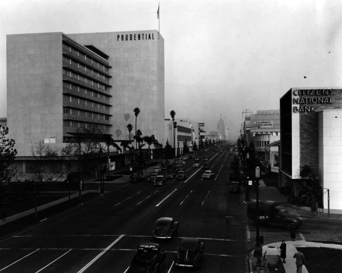 I salute the genius who made the roof awning of the @sagaftra building on Wilshire cast the shadow of a film strip! (I *think* it's intentional because the building didn't have that roof structure when it was the historic Prudential building)