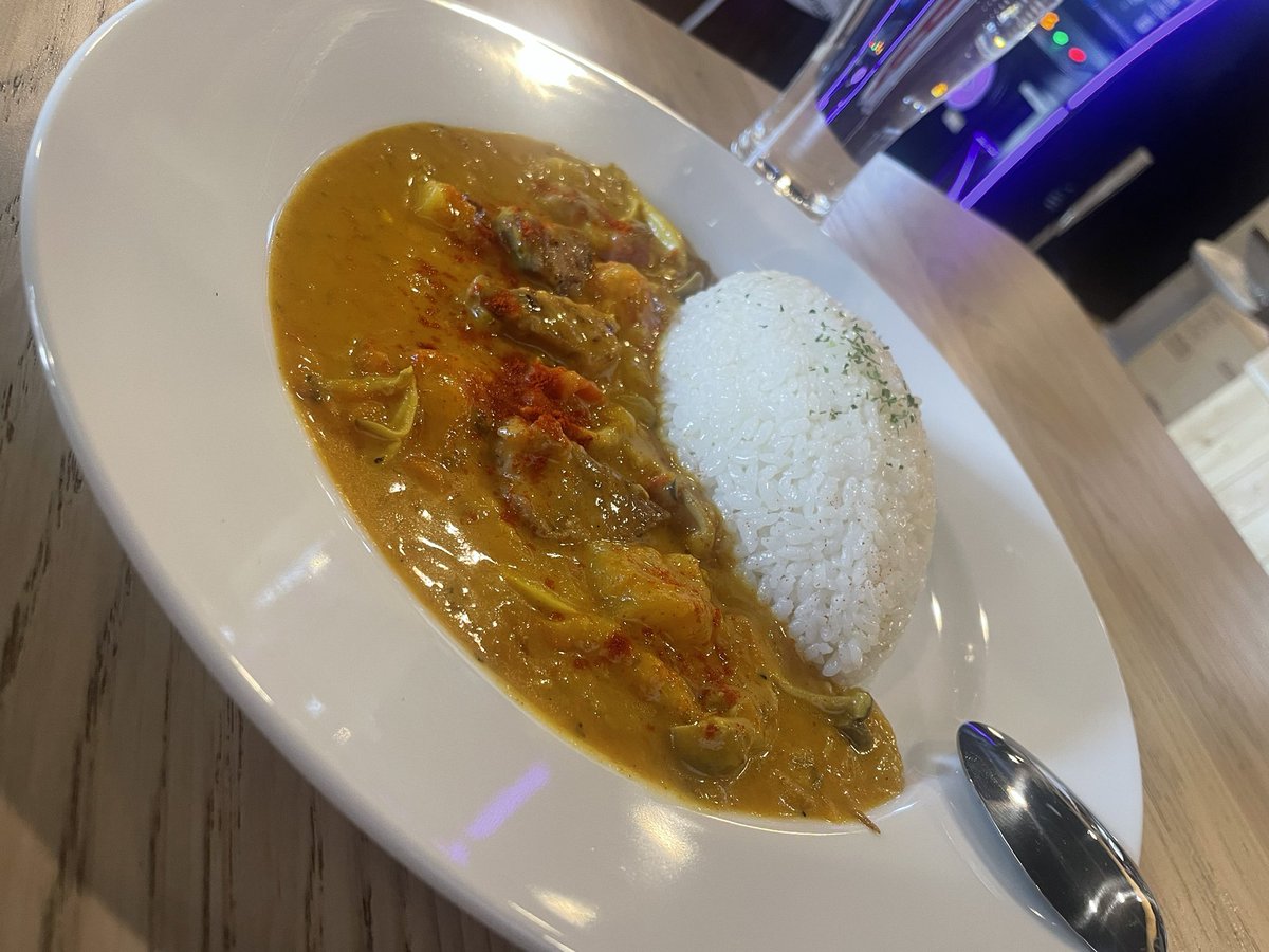 junjuncarry's tweet photo. さてさてさーて❗️

じゅんじゅんカレーです🍛
とりあえず、ちょこちょこ目の前通るお客様には来ていただいて満足してもらっています😌

出前館とUberの申請もしたので駅超えてカレー食べてもらえそう👍

その次はわざわざ来てもらえるようにブラシアップします😁

#新杉田
#杉田
#カレー https://t.co/mwB8rJUYtE
