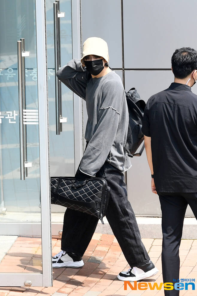 indomyfess's tweet photo. -idm hanya K- ARMY yang tahu di balik  Jungkook bawa tas stik drum itu tujuan untuk apa 😃😃 msh misteri itu tas di tenteng kemana buat performe apa. https://t.co/XjKLAvi9TM