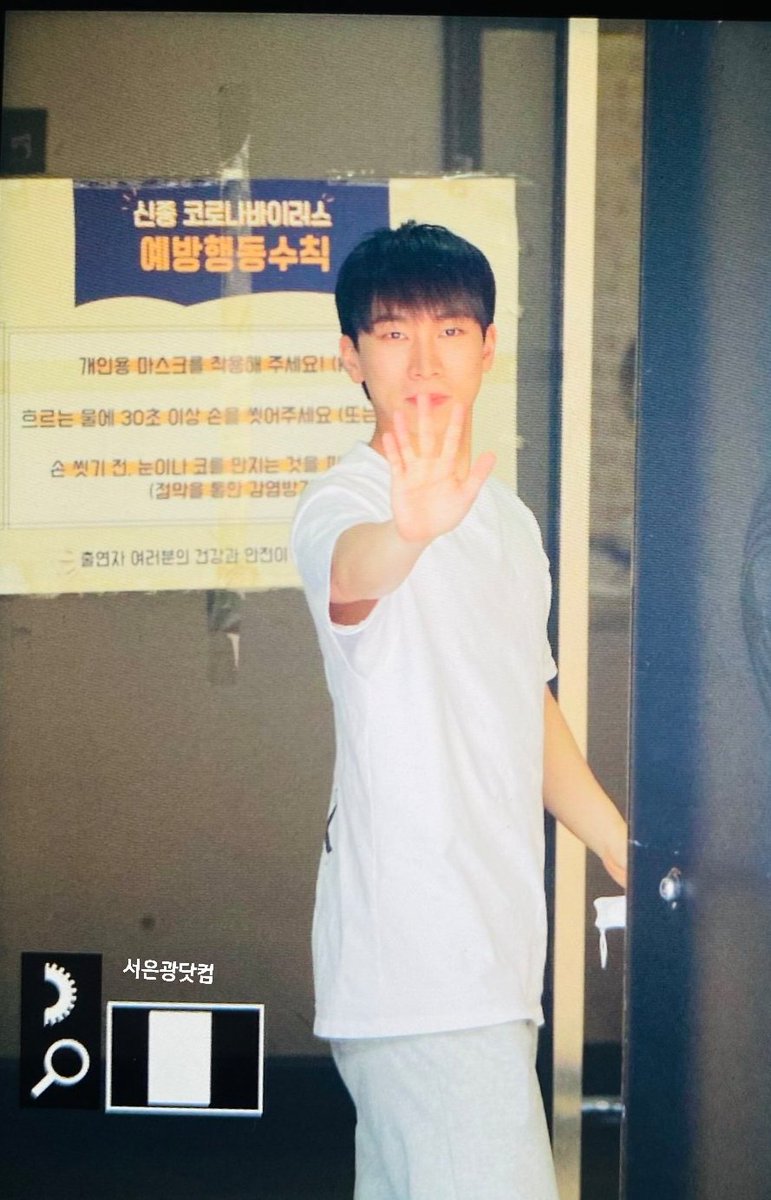 sek_com's tweet photo. 220613
공평한 광로몬!

왼쪽 한 번 
오른쪽 한 번
가운데 한 번

오늘 홧팅 홧팅이야🤩🤩

#광쁨 #광잘 #광멋 #광귀
#은광 #EUNKWANG #ｳﾝｸﾞｧﾝ
#비투비 #BTOB
@BTOB_SEKwang https://t.co/OWVDdoTaGa