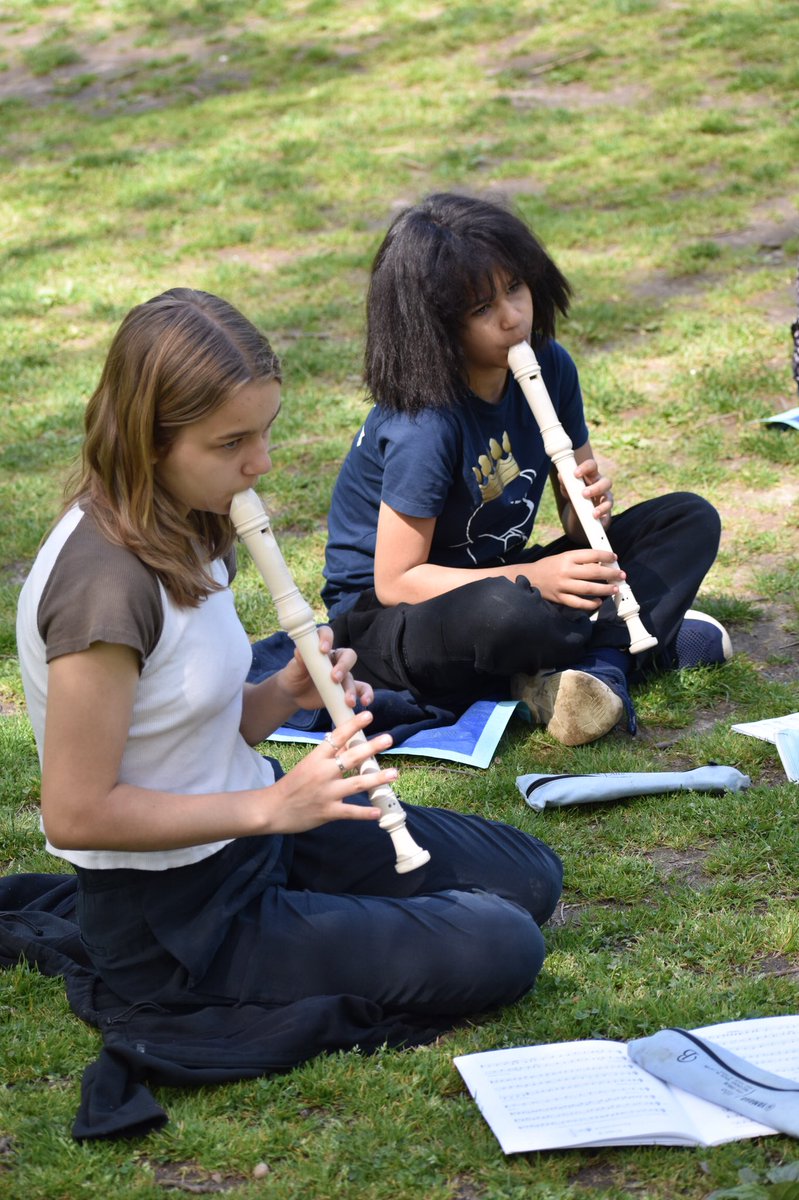 SteinerSchoolNY's tweet photo. Our students learn to breathe through music, building harmony and a healthy imagination.
#steinerstudents #steinersixthgrade #steinerteachers #outdoorclassroom #enlivenimagination #handsheartandmind
#steinermusicprogram #steinercurriculum #educatingthewholechild #waldorfeducation https://t.co/raCbb4Fqnl