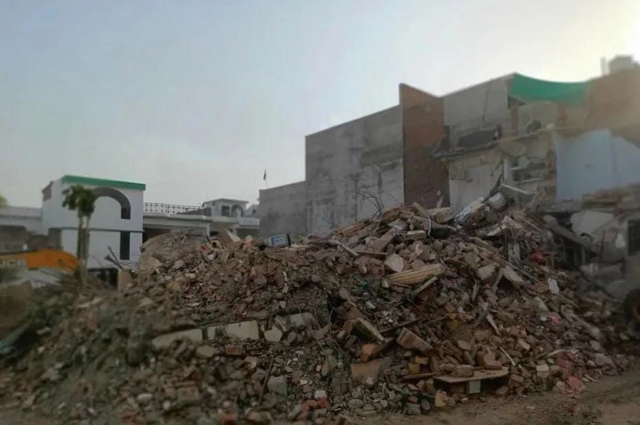 There are absolutely no words to express what it feels looking at this. My heart goes out for #AfreenFatima ji. #StandwithAfreenFatima 

Before 👇🏻                           After 👇🏻