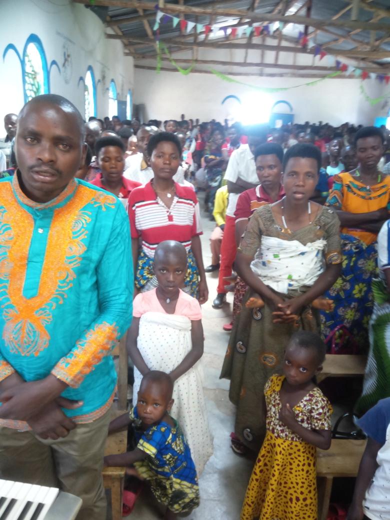 CommuneMusigati's tweet photo. Le 12/06/2022,l'administrateur/Musigati après la célébration dominicale au succursale Dondi, a donné des recommandations de l'État Mvyeyi et Nkozi  à suivre du fait qu'il est au service de la Trinité et a offert 12 long  bancs @BubanzaProvince @MininterInfosBi @CnddFdd https://t.co/aYp8zLSqy7