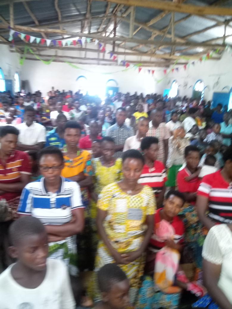 CommuneMusigati's tweet photo. Le 12/06/2022,l'administrateur/Musigati après la célébration dominicale au succursale Dondi, a donné des recommandations de l'État Mvyeyi et Nkozi  à suivre du fait qu'il est au service de la Trinité et a offert 12 long  bancs @BubanzaProvince @MininterInfosBi @CnddFdd https://t.co/aYp8zLSqy7