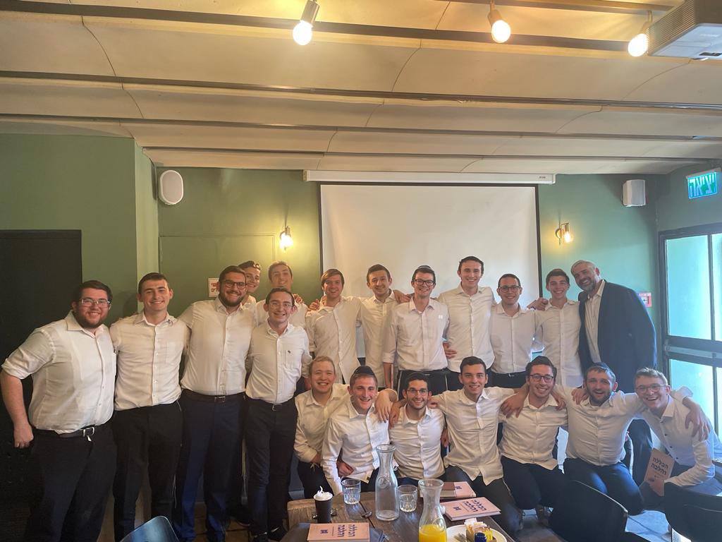 YHBFLeadershipP's tweet photo. “Hashem speaks in a קול דממה דקה- a small, silent voice, and our עבודה as leaders is to bring others close to Torah by listening to that whisper which beckons us to come close to Torah as well.” 

- Morty Wolfson 

YK to the entire #leadership program for a great year! https://t.co/zmQOTuL4jq
