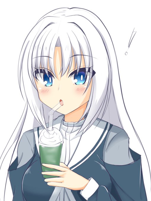 抹茶のクリームのフラペチーノ的な物を飲む芳乃様 