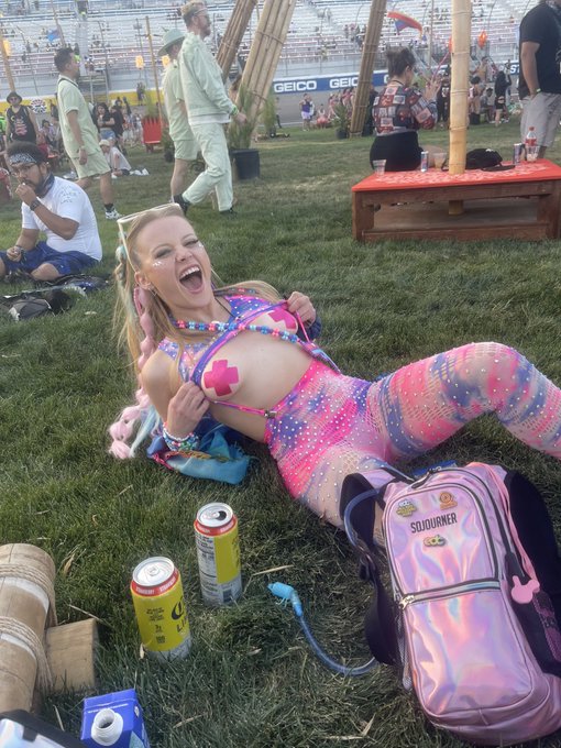 Some BTS of EDC.. I wasn&rsquo;t even that tipsy i promise 🤣😅💕 https://t.co/Lc7iImjDfK
