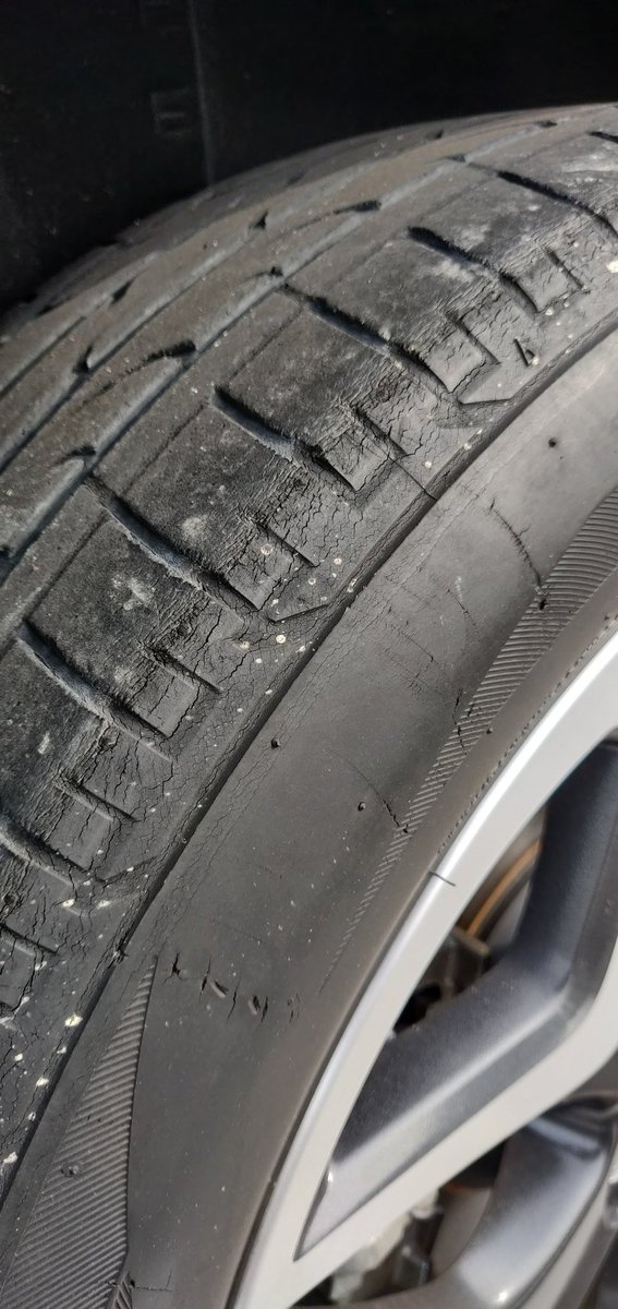 k5_xyz's tweet photo. タイヤヒビ割れしてて、あかんかな？と思ってたら車検時に次の車検は厳しいっすねーって言われたのに加えて、昨日PayPayモールで5%OFFクーポン出てたのがダメ押しになってタイヤ購入…！
タイヤ高すぎワロタwwwワロタ……(｀；ω；´) https://t.co/N16ezNEclV
