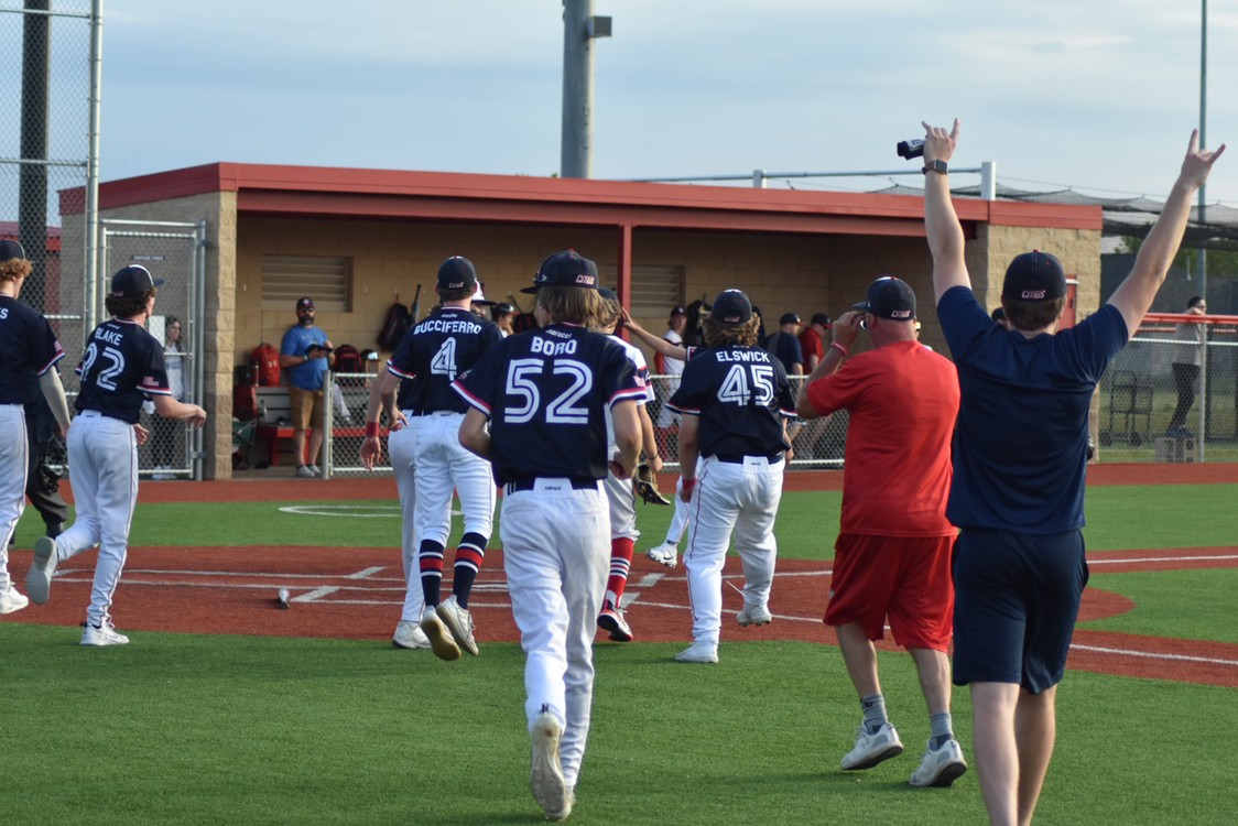TheCoachB1's tweet photo. โ๏ธ another Championship for Citius Illinois Marucci HTG Club 15u Navy. The will and ๐ฅclub desire is so impressive with my guys @CitiusI @Marucci @Citiusbb #CitiusNation @ftrstarsseries @P15Sports @ftrstarsseries https://t.co/0VXgLGoJC7