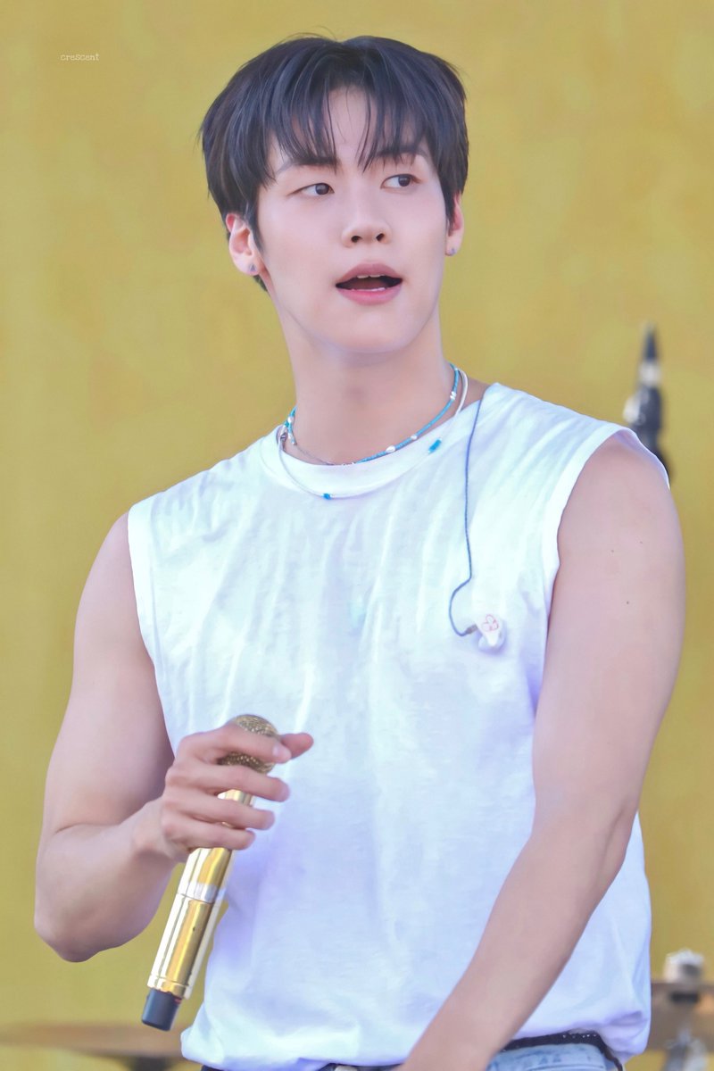 jdon_seunghyub's tweet photo. 220611 청춘페스티벌 2022

그의 끝내주는 미모와 팔뚝 💪🏻❤️

#NFlying #엔플라잉 #이승협 
#LeeSeungHyub @NFlyingofficial https://t.co/7jwpnbKkzo