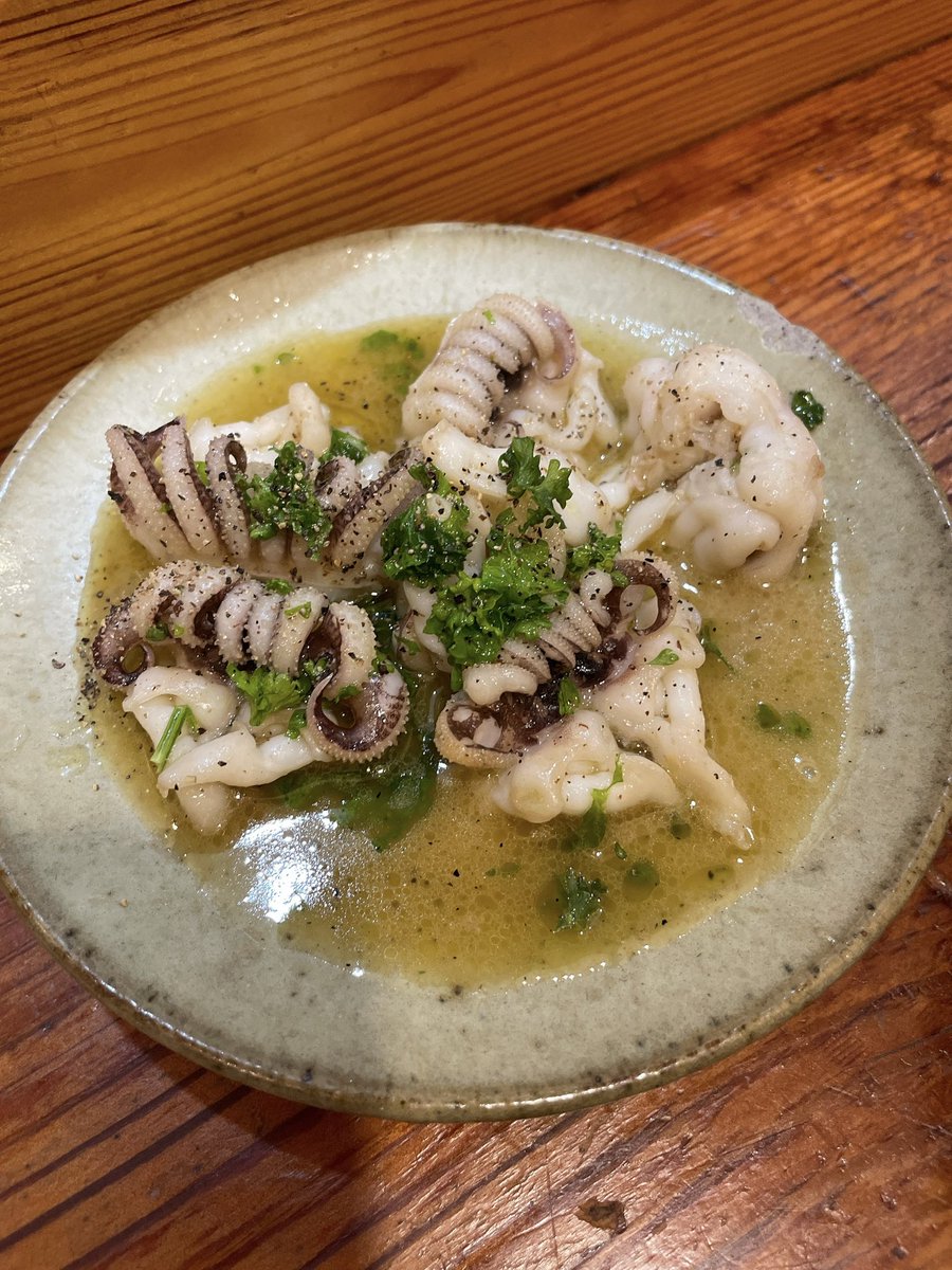 kemari34's tweet photo. 拉麺またたび
色々、雲呑麺
ラーメンを食べに来たはずなのに。つまみがお酒に合って全部美味しい。ポテサラはおかわりした
締めのラーメンも無化調で優しい。後半に旨味が上がっていく感じ。あとワンタンがアジア！って感じの味付けで美味しかったー
店主さんがとてもいいひとです https://t.co/wlNZumlWcR