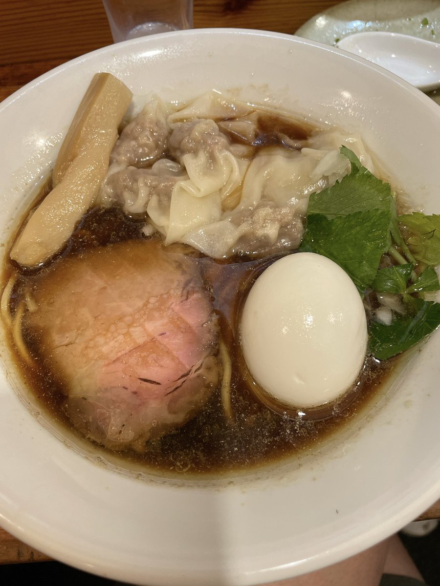 kemari34's tweet photo. 拉麺またたび
色々、雲呑麺
ラーメンを食べに来たはずなのに。つまみがお酒に合って全部美味しい。ポテサラはおかわりした
締めのラーメンも無化調で優しい。後半に旨味が上がっていく感じ。あとワンタンがアジア！って感じの味付けで美味しかったー
店主さんがとてもいいひとです https://t.co/wlNZumlWcR