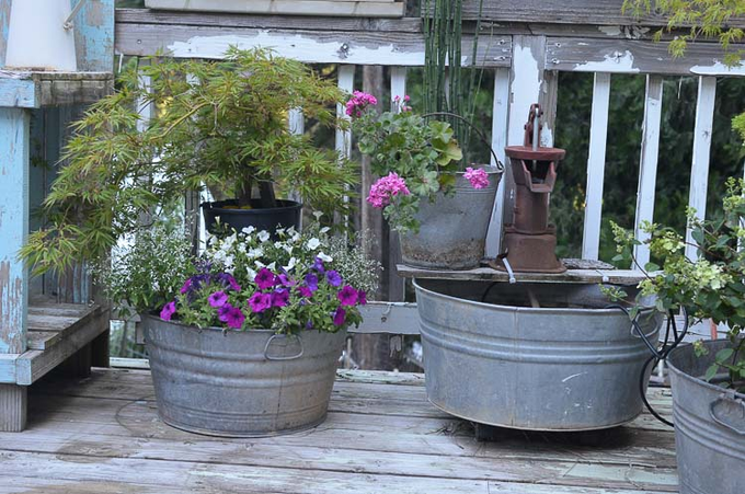 ElLocoLomelu's tweet photo. Gray buckets go unnoticed. It is a good idea for those who do not want their garden to look extravagant and prefer what is sober and concise instead, it is as if they were camouflaged among nature https://t.co/9CojuqYqGO