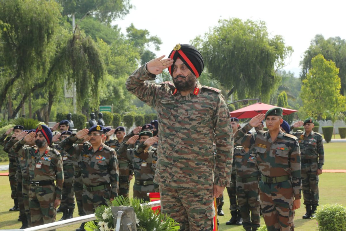 Whiteknight_IA's tweet photo. #WhiteKnight50
#AmritMahotsav
#GOC @WhiteKnight_IA laid a wreath in a solemn ceremony at Aswamedh Shaurya Sthal to pay homage to the bravehearts on the occasion of the Golden Jubilee of the @WhiteKnight_IA. He also planted a sapling on the occasion.
@adgpi
@NorthernComd_IA https://t.co/slEEL3kFNb