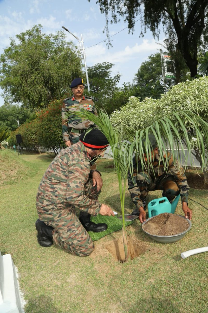 Whiteknight_IA's tweet photo. #WhiteKnight50
#AmritMahotsav
#GOC @WhiteKnight_IA laid a wreath in a solemn ceremony at Aswamedh Shaurya Sthal to pay homage to the bravehearts on the occasion of the Golden Jubilee of the @WhiteKnight_IA. He also planted a sapling on the occasion.
@adgpi
@NorthernComd_IA https://t.co/slEEL3kFNb