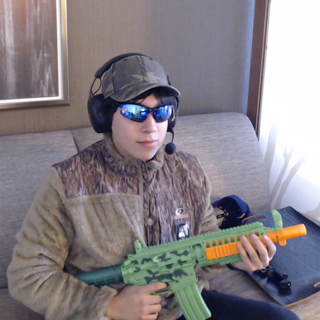 TheYlime's tweet photo. Just trying to enjoy #quackitystream and my fucking mom called, i told her that it better be important bc quackitys streaming and she told me that my brother and her husband go into a fight 💀 #Quackity https://t.co/9pW3RgDNSp