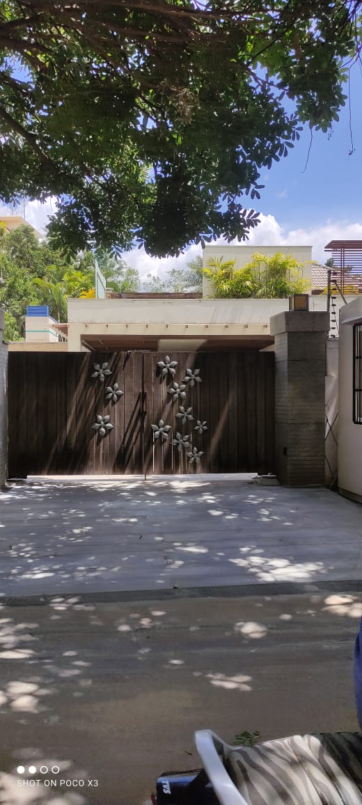 Ntr2me's tweet photo. Ninnane @tarak9999 anna home vaipu poina ..anna ledu intlo but feeling happy for seeing home.
#ManOfMassesNTR https://t.co/VyVtI6nGwR