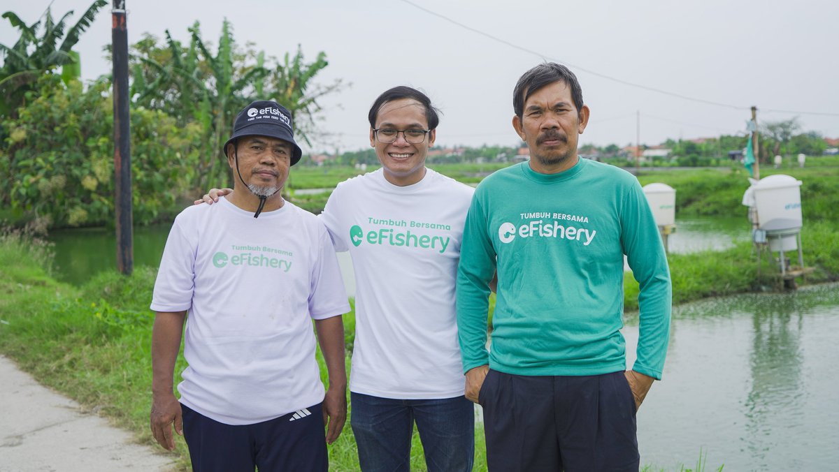 gibranhuzaifah's tweet photo. Pak Rusli (kiri), kolamnya bertambah dari 3 jadi 12 dalam 6 bulan bergabung @efishery_ai. 4 kali lipat income naik. Pak Ganda (kanan), 7 tahun jadi bagian eFishery, dua anaknya kuliah ITB. Dia nya buta huruf.

Tech bisa bantu reduce inequalities kok. Asal solve the right problem. https://t.co/03FyBGhNvr