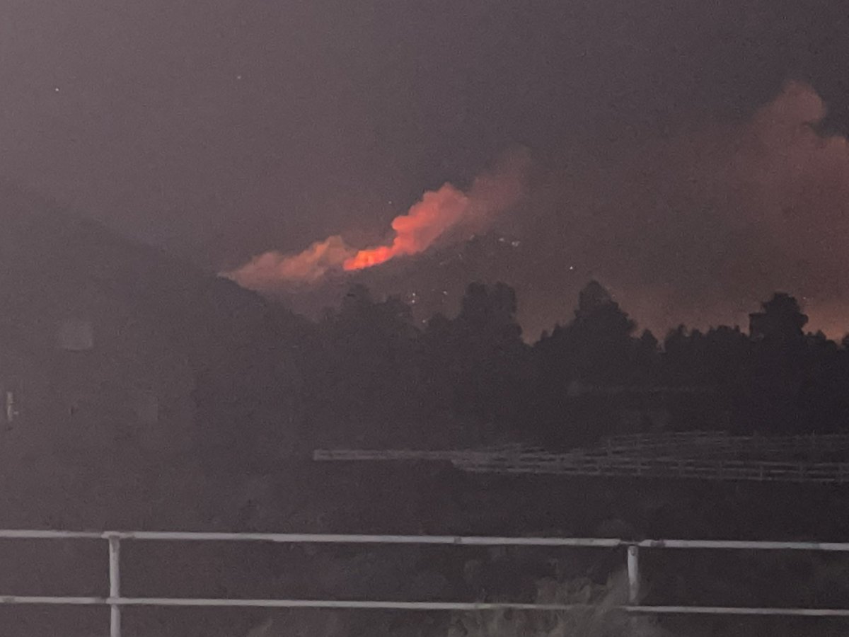 kaffnews's tweet photo. More pics from the pipeline fire tonight. #PipelineFire #Flagstaff https://t.co/FZHiqt35jR