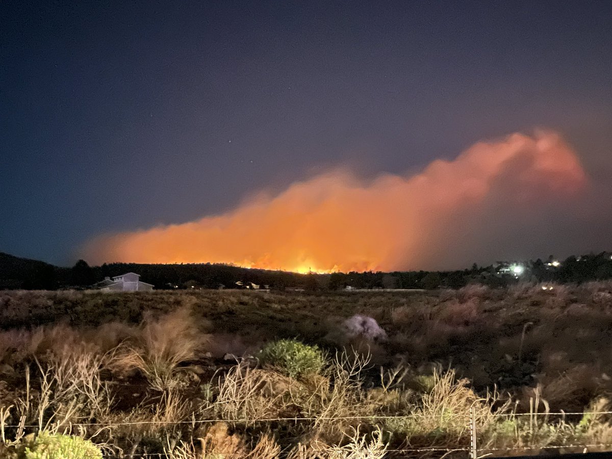 kaffnews's tweet photo. More pics from the pipeline fire tonight. #PipelineFire #Flagstaff https://t.co/FZHiqt35jR