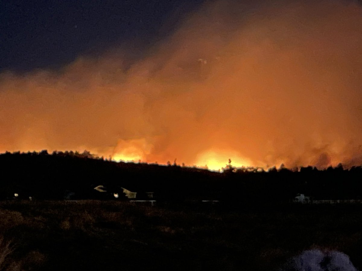 kaffnews's tweet photo. More pics from the pipeline fire tonight. #PipelineFire #Flagstaff https://t.co/FZHiqt35jR