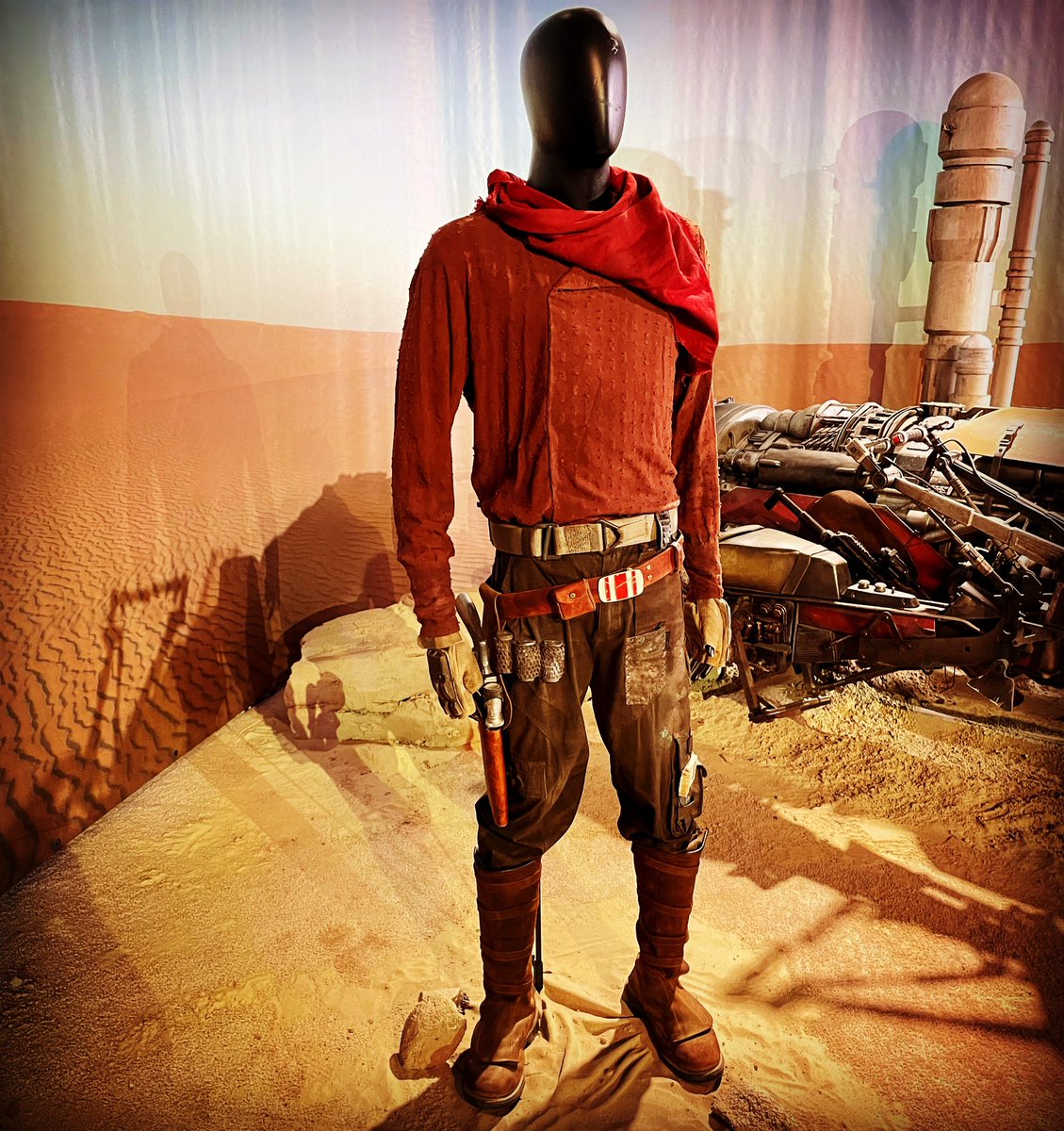 Sopchockchai's tweet photo. That’s what I like about you, Mando. That big smile of yours lets you get away with anything.
#cobbvanth #freetown #themandalorianexperience #thebookofbobafett #starwarscelebration #swca #swca22 https://t.co/zk4EElqQrr