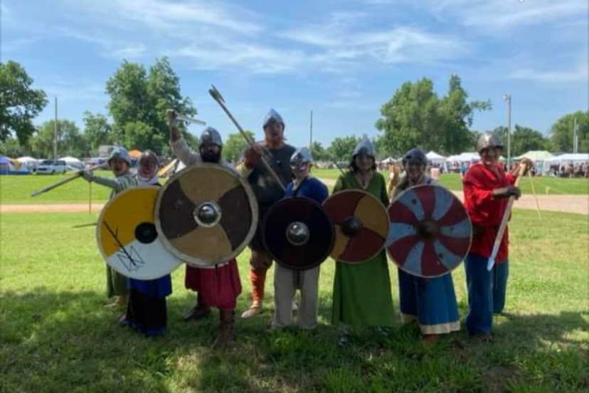 I_Throw_Books's tweet photo. Great weekend at Guthrie renn fair, I’m the one in the very middle about to get absolutely scrombled by the big guy with the Dane axe https://t.co/Fklmr4Pac9
