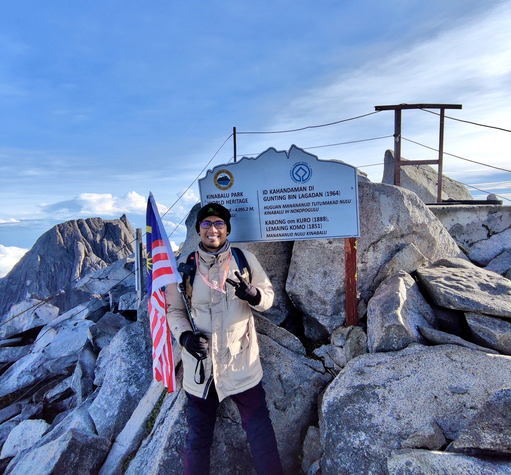 suffeesamian's tweet photo. Mission accomplished! ⛰️

#simpansinisebagaikenangan
#mountkinabalu
#gunungkinabalu
#hiking https://t.co/sIl8ZWHc6K