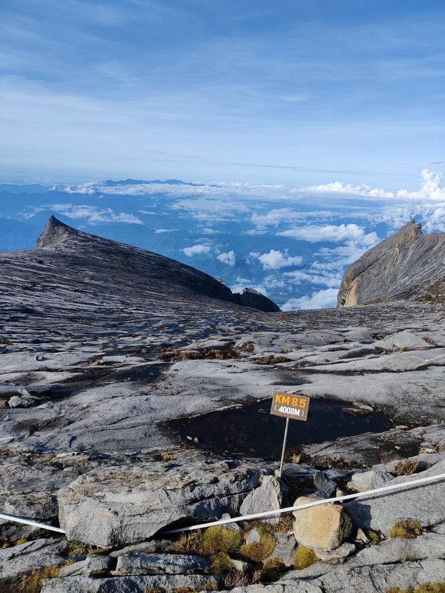 suffeesamian's tweet photo. Mission accomplished! ⛰️

#simpansinisebagaikenangan
#mountkinabalu
#gunungkinabalu
#hiking https://t.co/sIl8ZWHc6K