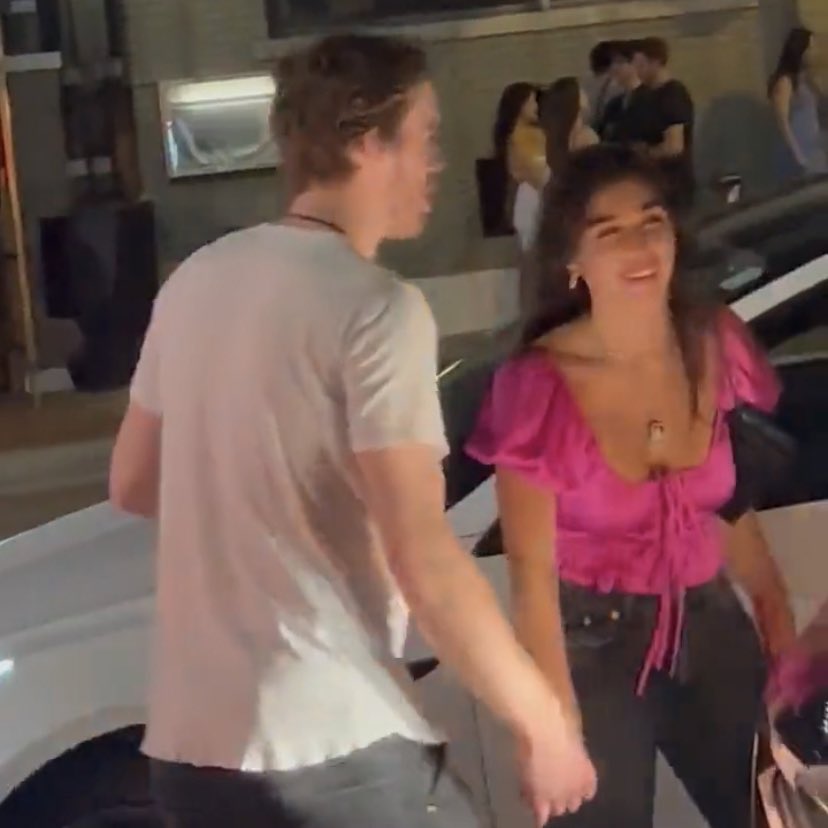 reereebarz's tweet photo. 🚨BREAKING: Oilers captain, Connor Mcdavid caught cheating on Lauren Kyle. Sources say the 2022 playoff wag jackets were his breaking point. https://t.co/b4I0U9bRbE