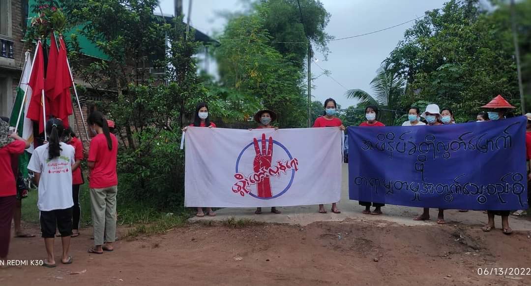 D3MON39043505's tweet photo. In led of women, the peaceful anti-authoritarian dawn strike was launched with beliefs for the emergence of Democracy in ThayetChaung twp, Tanintharyi Division 🪧

#2022Jun13Coup #HelpMyanmarIDPs #VillagesBurntDownByJunta #WhatsHappeningInMyanmar https://t.co/BFQqu3NXR8