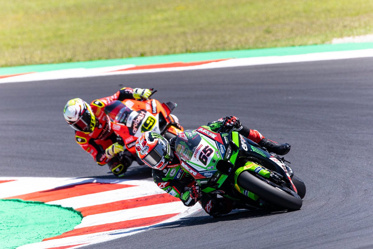 Kawasaki_Italia's tweet photo. Nel weekend tutto italiano di #Misano Jonathan Rea porta a casa un secondo posto in Gara 1, un terzo posto in Superpole Race e un quarto posto in Gara 2.

🙏 Un caloroso grazie a tutti i tifosi #Kawasaki che hanno colorato l’autodromo. 💚  

#ITAWorldSBK 🇮🇹 #ForzaKawa https://t.co/QN8BqSwmsy