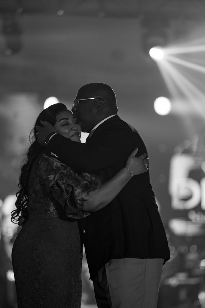 DeniseNyakeru's tweet image. Joyeux anniversaire à toi mon cher et tendre époux ! 

Que Dieu te garde et fasse luire sur toi Sa face. Qu'Il te donne encore plus de sagesse et de force pour la tâche qu'IL t'a confiée, surtout en ces moments où notre pays se bat contre l’ennemi.