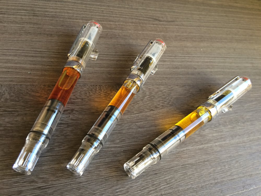 ふと、はちみつが万年筆に入っていたら綺麗だろうなって思ったんです。

そうして生まれたのがはちみついんくシリーズ。見た目だけでなく、香りまで再現しています。
透明な万年筆に入れると、本当に蜂蜜が入っているようでしょ？

オンラインストアにて発売中です☺️shokido.store/collections/ink