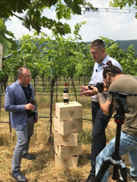 Falezze's tweet photo. 🥰🍷 Sapere di vino, la puntata viene trasmessa il 14 giugno alle 21:15.
#Falezze #saperedivino #Valpolicella #Amarone #Italia #winemakers #winebox #winephotography https://t.co/it675Dbtmh