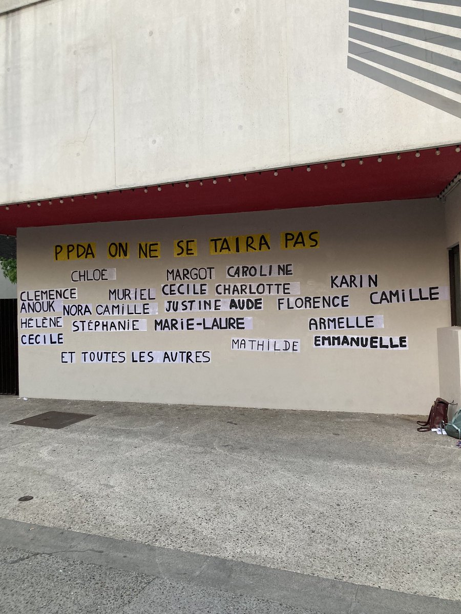 ceciledelarue's tweet image. Nos prénoms sur vos murs. Merci aux colleuses de Montreuil.