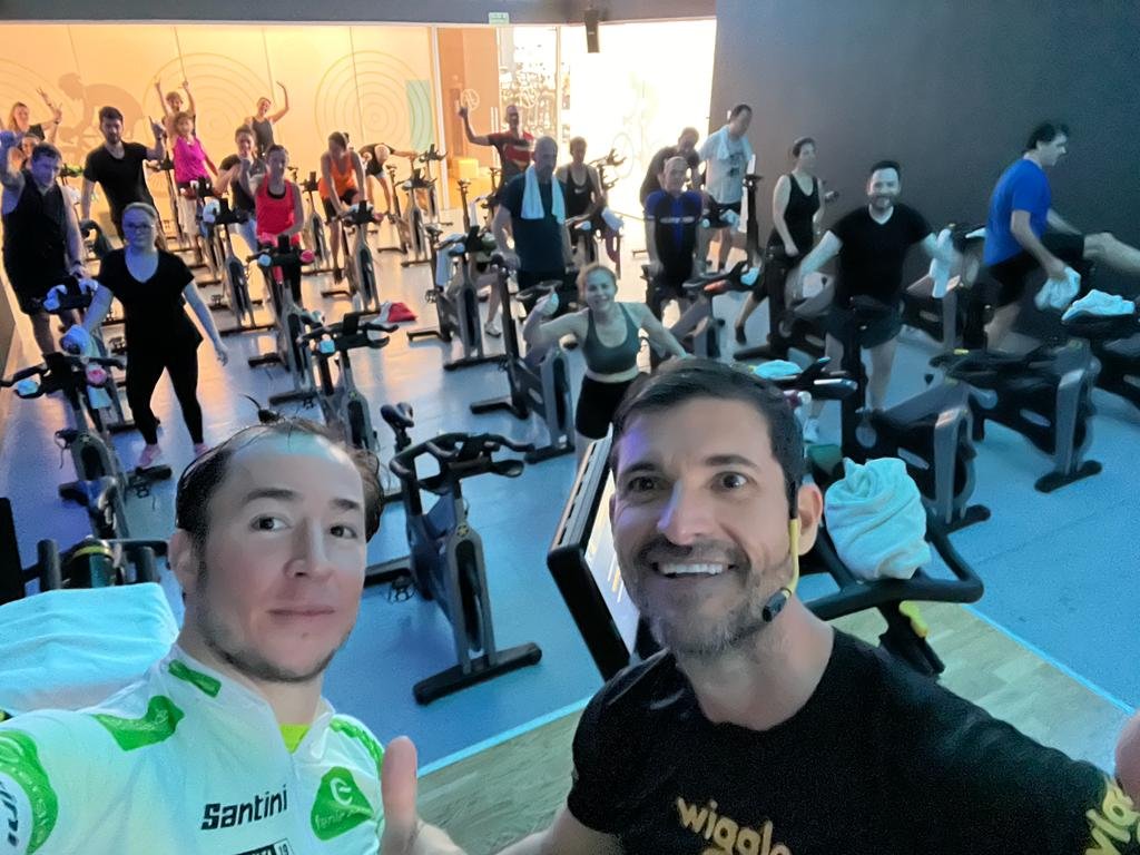 FundacionEMM's tweet photo. Empezamos la semana agradeciendo 🙏🤗 a nuestros amigos de varios centros de #HolmesPlace en #Madrid por haber colaborado un año más con sus clases solidarias de ejercicio físico 👟🤸♂️🚴
¡Seguimos sumando ➕➕➕ para apoyar 🙌 a las personas con #esclerosismultiple! https://t.co/gMjX5YcnNB