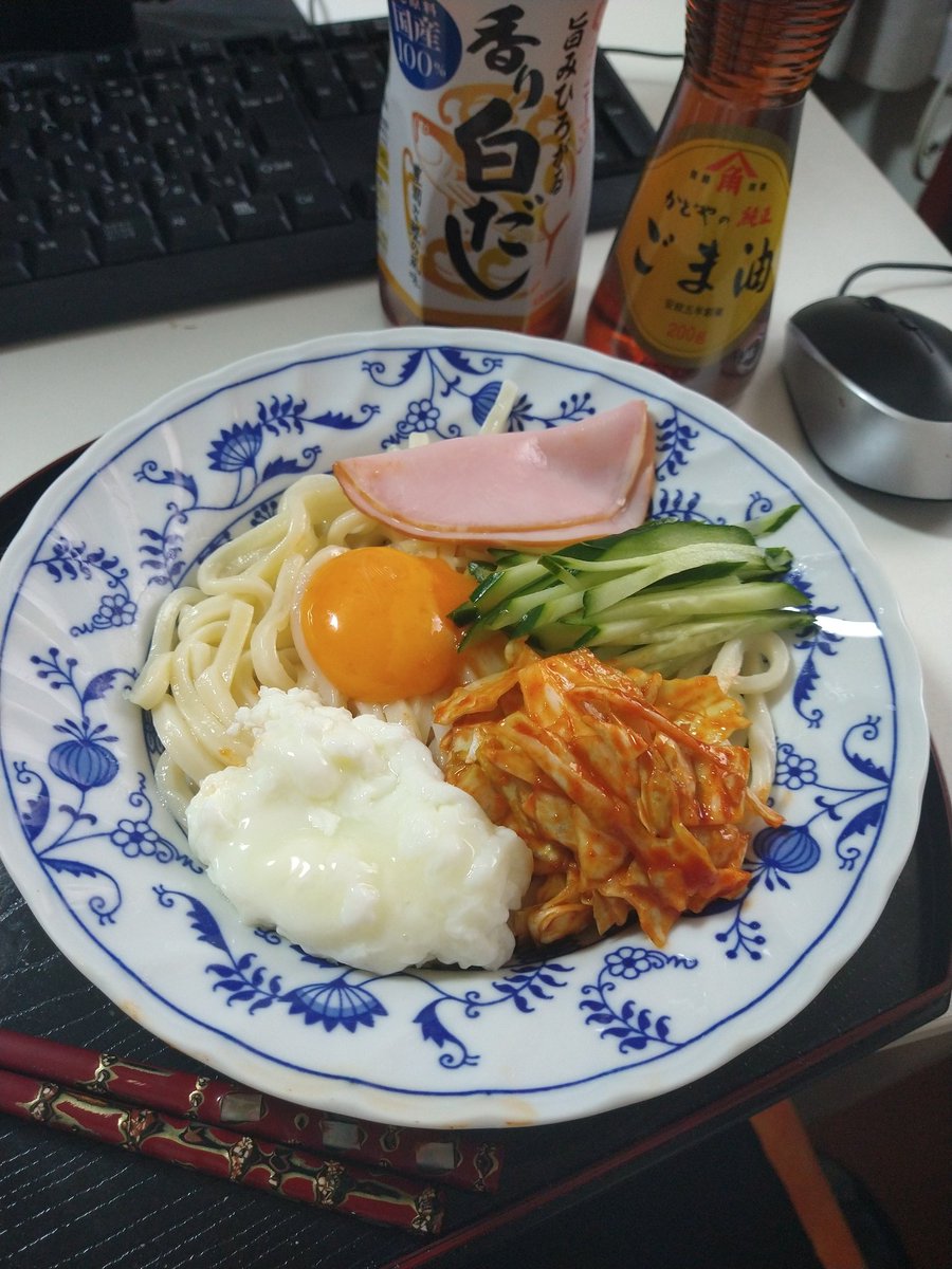 jamcham28490's tweet photo. リモート勤務しながらランチは、✿味わい変わる！まぜ冷麺
冷麺風で美味しかった〜😍
キムチの代わりにキャベツのコチュジャン漬。
レンチンした冷凍うどんに #キッコーマン 白だし と #かどや ごま油味で❣️

#キッコーマンごはん部 #かどや製油 #まんぷくまぜ麺モニター  #キッコーマンつかお #白だし https://t.co/AZIQ9IL3zC