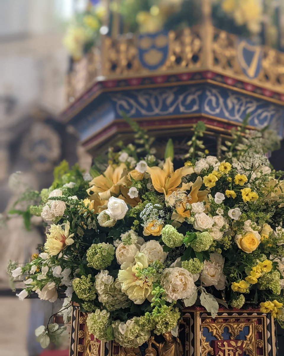 This stunning floral display from Harald Altmaier was part of our Platinum Jubilee County Service on Sunday. With the help of Sue Cockram and her team of skilled local arrangers, Harald transformed the cathedral into an explosion of flowers.

📷 Harald Altmaier Photography