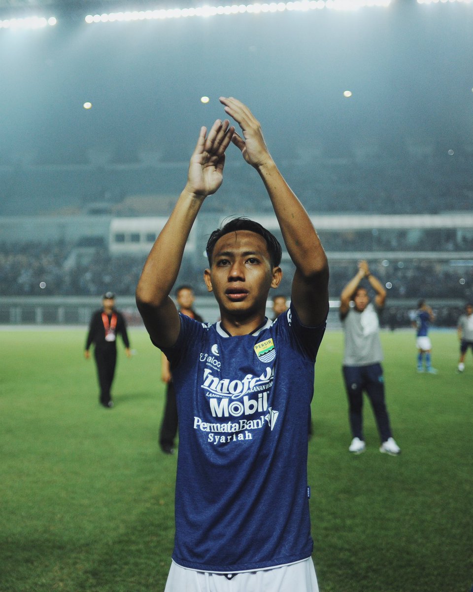 beckhamputran's tweet photo. Merinding bisa kembali ke 'RUMAH'.
Momen yang ditunggu-tunggu tiba; main di Bandung dan didukung langsung oleh puluhan ribu bobotoh. Hatur nuhun, Bobotoh! ๐
@persib
#E7AM https://t.co/KYoZI9Qez3