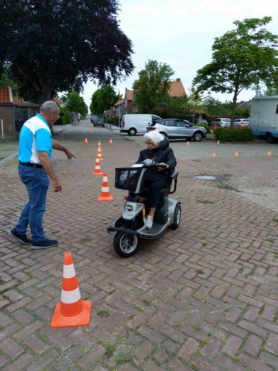 Geslaagde scootmobielcursus !
Op 7 juni hebben zo’n 20 enthousiaste deelnemers de scootmobielcursus in Melissant bezocht. Zij kregen informatie over de huidige verkeersregels, hebben geoefend met de vaardigheden die een scootmobiel vergt en met een begeleider een route gereden.