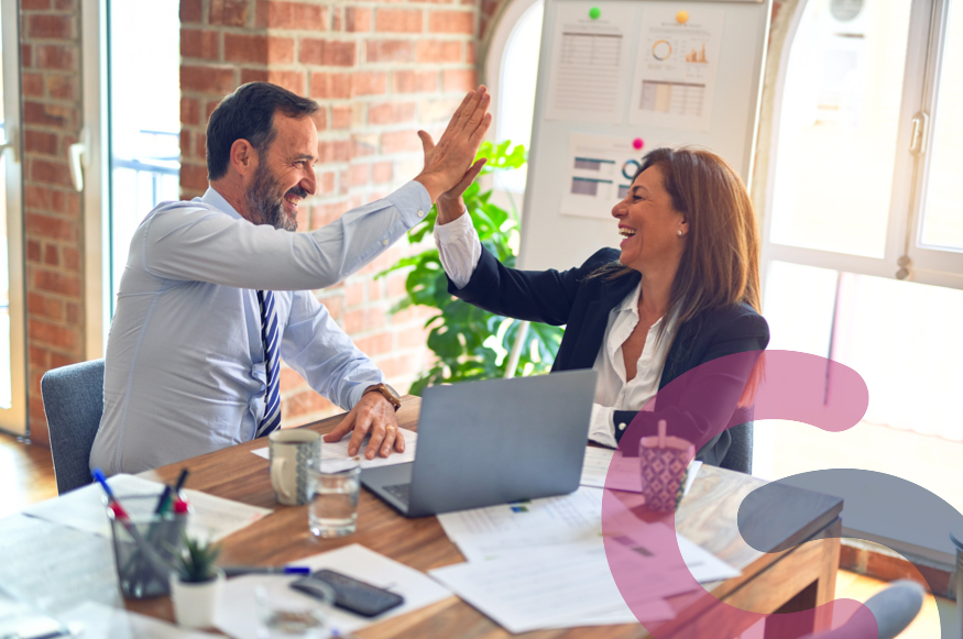 VERSTERK JE WERKGEVERSMERK 
Maar hoe doe je dat? Zorg dat je zichtbaar bent. Beïnvloed je werkgeversmerk op een positieve manier. Dat begint van binnenuit. 
communicatieschakel.nl/wat-we-doen/ 
 
#employerbranding #communicatieschakel #werkgeversmerk #communicatie #tekstschrijver #hrm